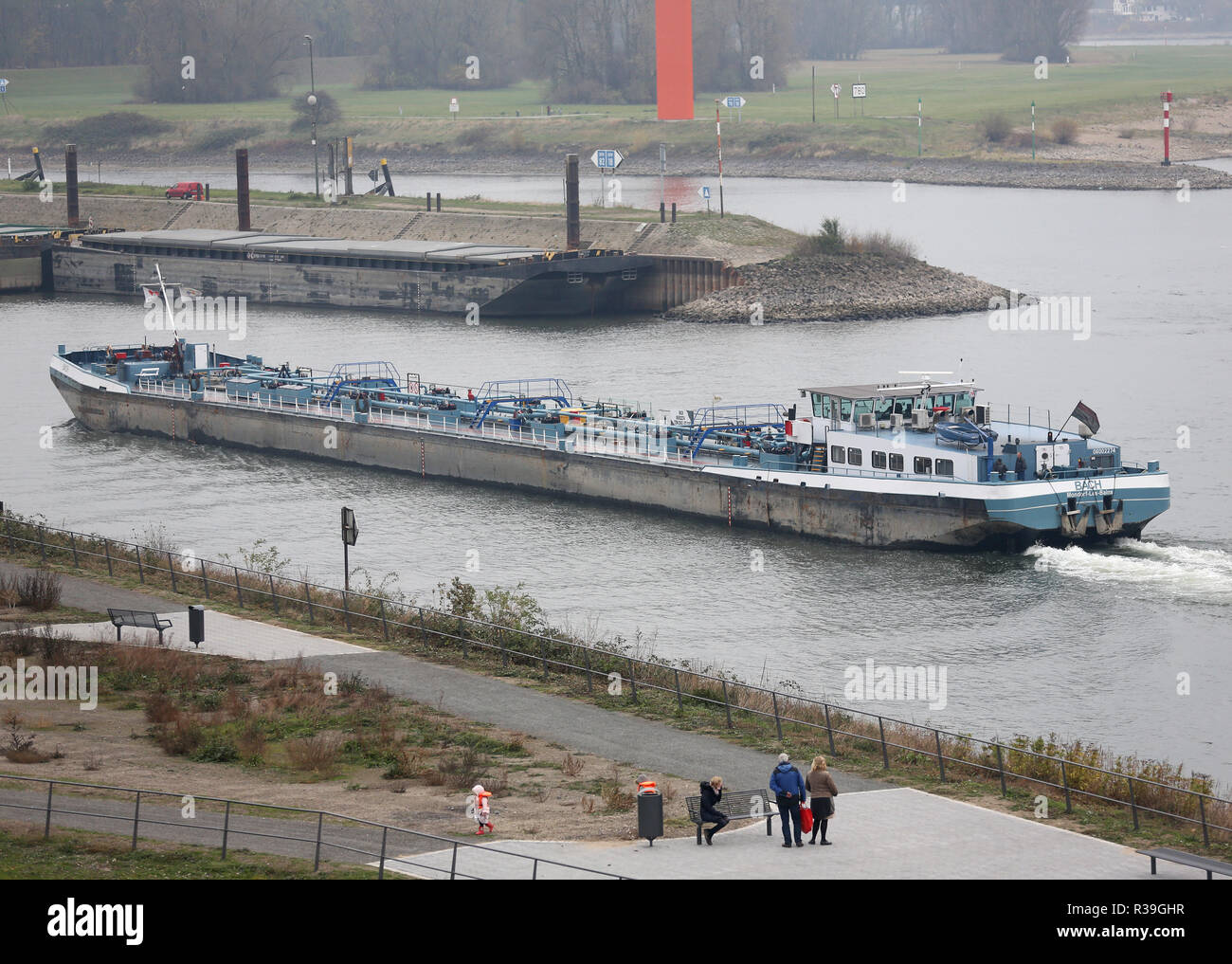 Duisburg, Germany. 22nd Nov, 2018. A half loaded oil freighter enters the Ruhrort harbour. Due to the persistent low water levels in the Rhine, oil freighters and cargo ships can transport less and less cargo. Credit: Roland Weihrauch/dpa/Alamy Live News Stock Photo
