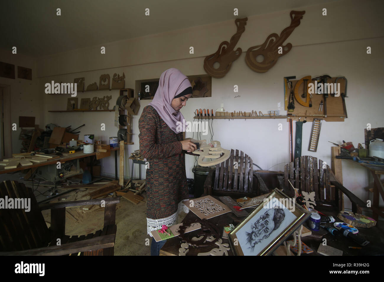 Gaza. 22nd Nov, 2018. Palestinian artist Walaa Abu al-Aish works at her workshop inside her house, in the southern Gaza Strip city of Rafah, on Nov. 22, 2018. The 22-year-old Walaa makes a living by creating art pieces out of wood and selling them through social media on Internet. Credit: Khaled Omar/Xinhua/Alamy Live News Stock Photo