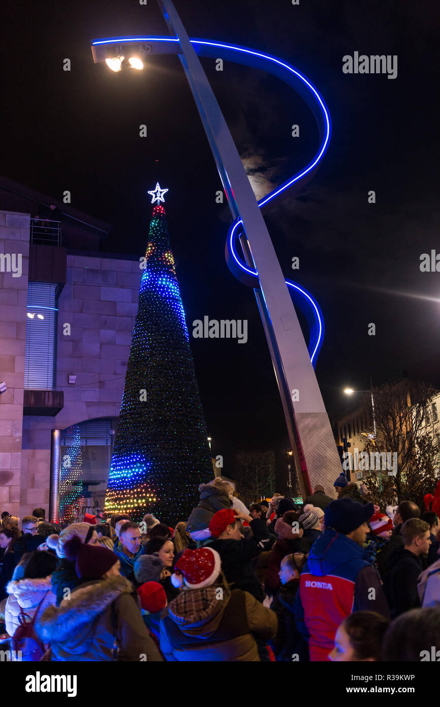 Lisburn, Northern Ireland, 22nd November, 2018. Crowds of people, including many young families, line Bow Street and Market Square in Lisburn city centre to watch a lantern parade involving local schoolchildren accompanied by carnival performers for the annual Christmas Lights Switch-On. It marks the start of Lisburn Light Festival, 22 November - 25 January, when over one million lights will illuminate the city centre. The Mayor, Councillor Uel Mackin switched on the Christmas lights ably assisted by Santa. Credit: Ian Proctor/Alamy Live News Stock Photo