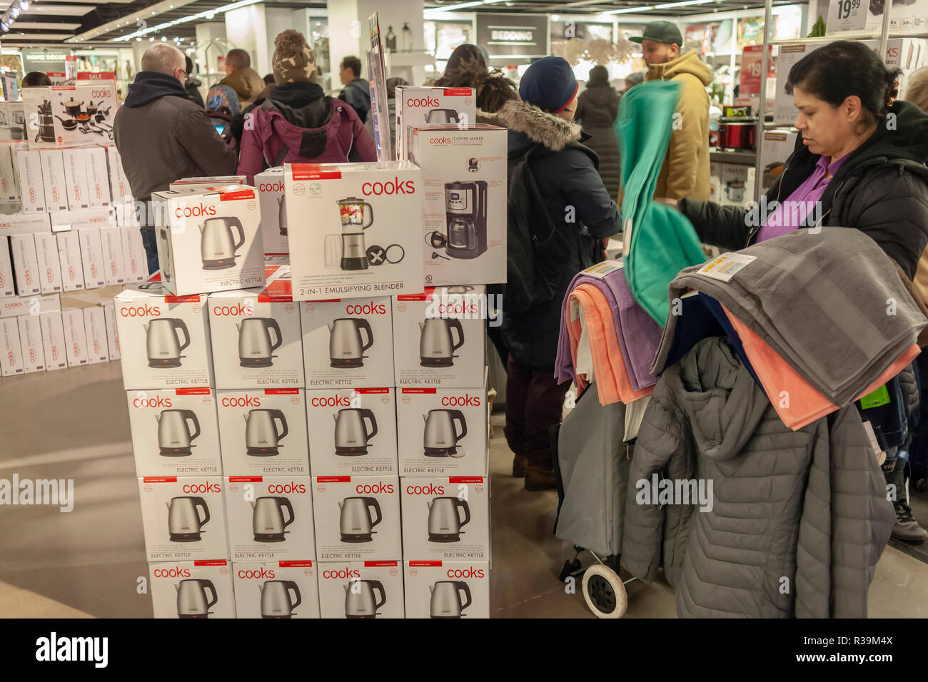 New York, USA. 22nd November, 2018. Hordes of shoppers descend on the