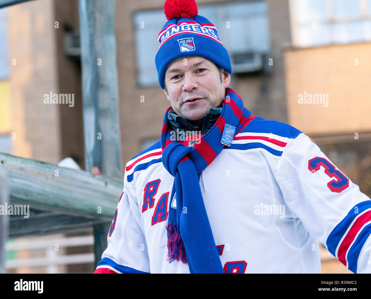 goalie-mike-richter-of-the-new-york-rangers-looks-to-make-the-save-picture-id482863794  (676×1024)