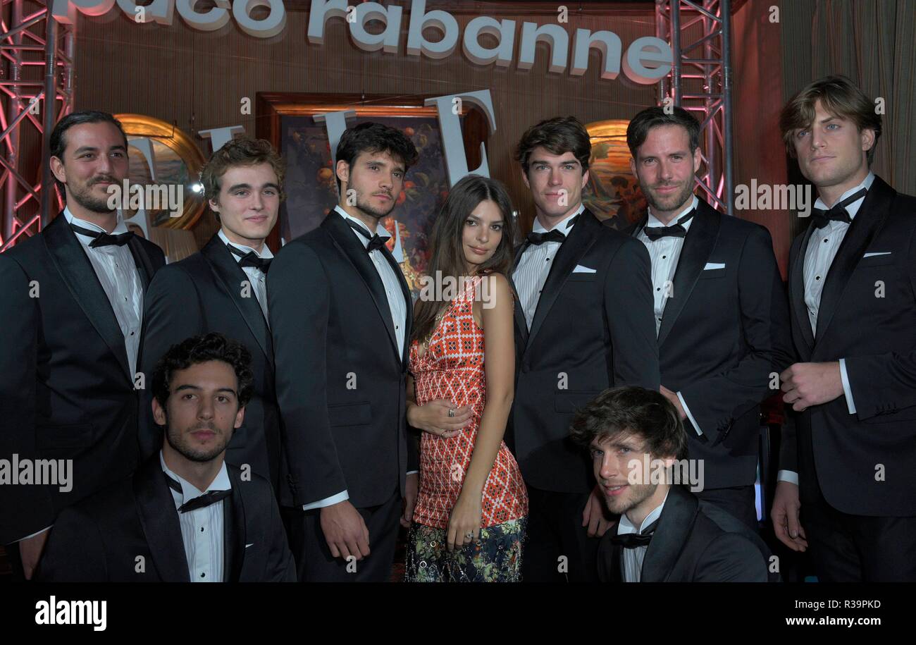 Emily Ratajkowski asist to Elle celebrates a luxury party with various