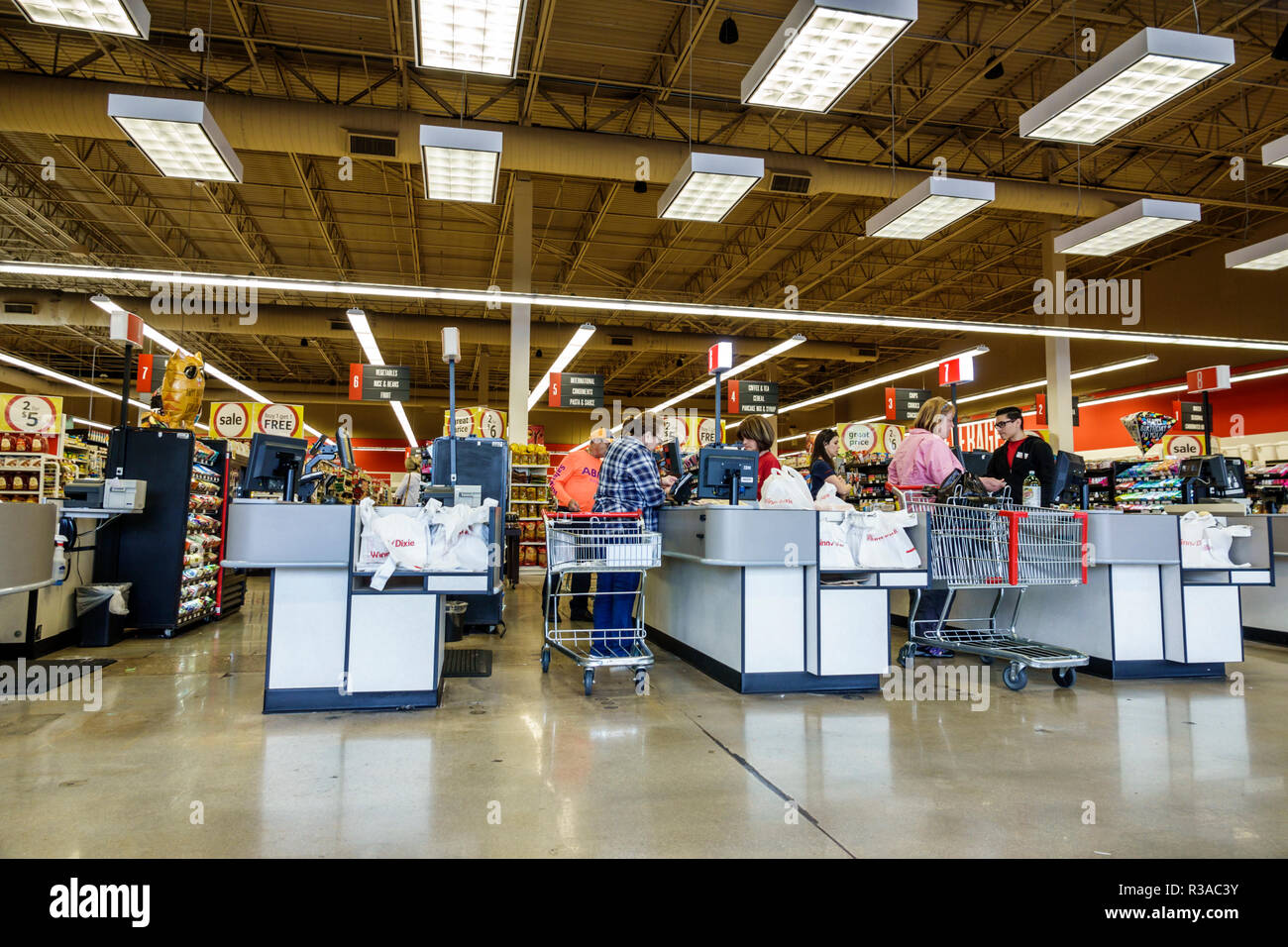 Cashiers Stock Photos & Cashiers Stock Images Alamy