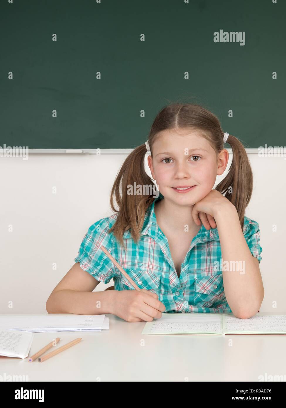 Primary school girls laughing hi-res stock photography and images - Alamy