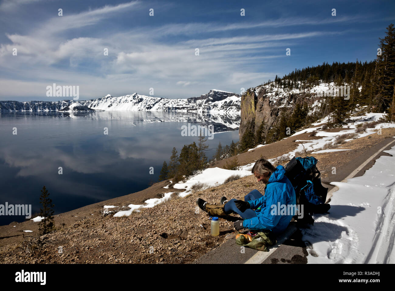 OR02452-00...OREGON - Lunch break overlooking Grotto Cove on a cross-country ski trip around Crater Lake in Crater Lake National Park. Stock Photo