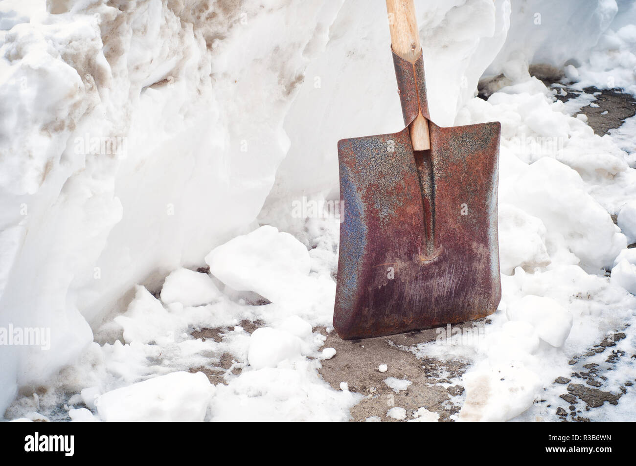 Old shovel hi-res stock photography and images - Alamy