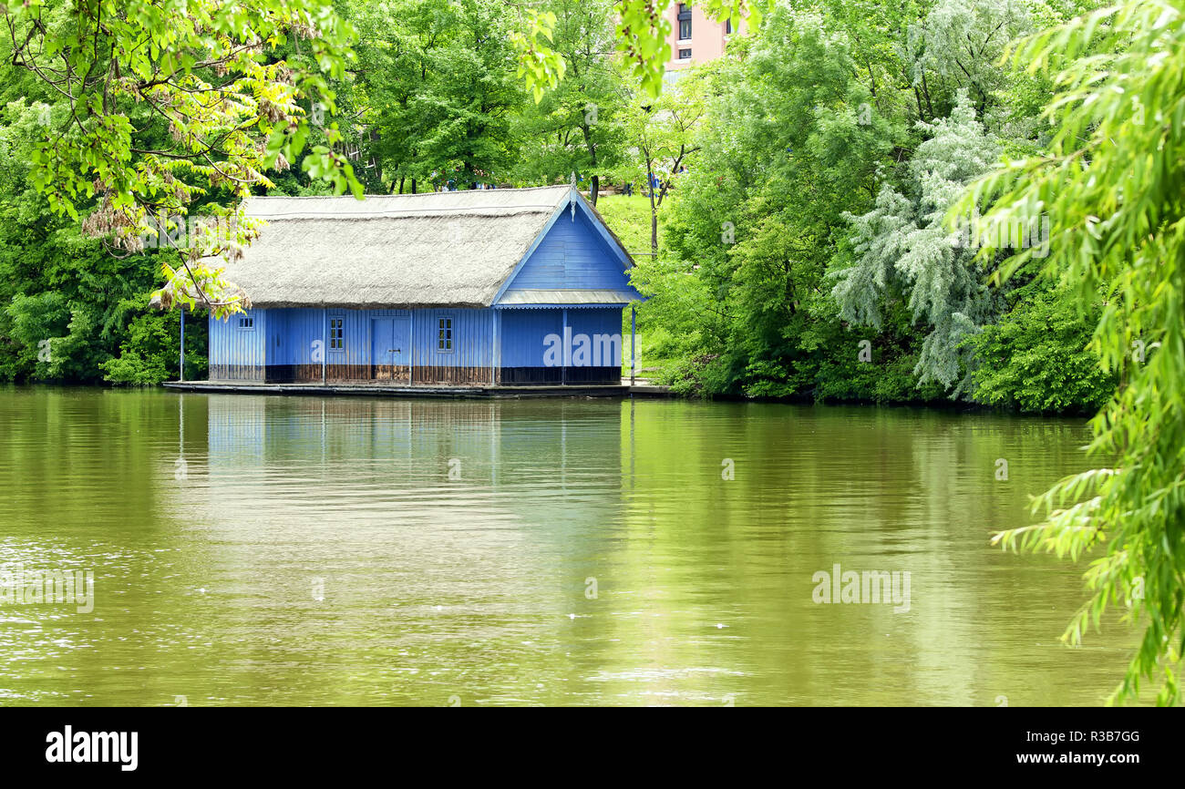 Lake side house hi-res stock photography and images - Alamy