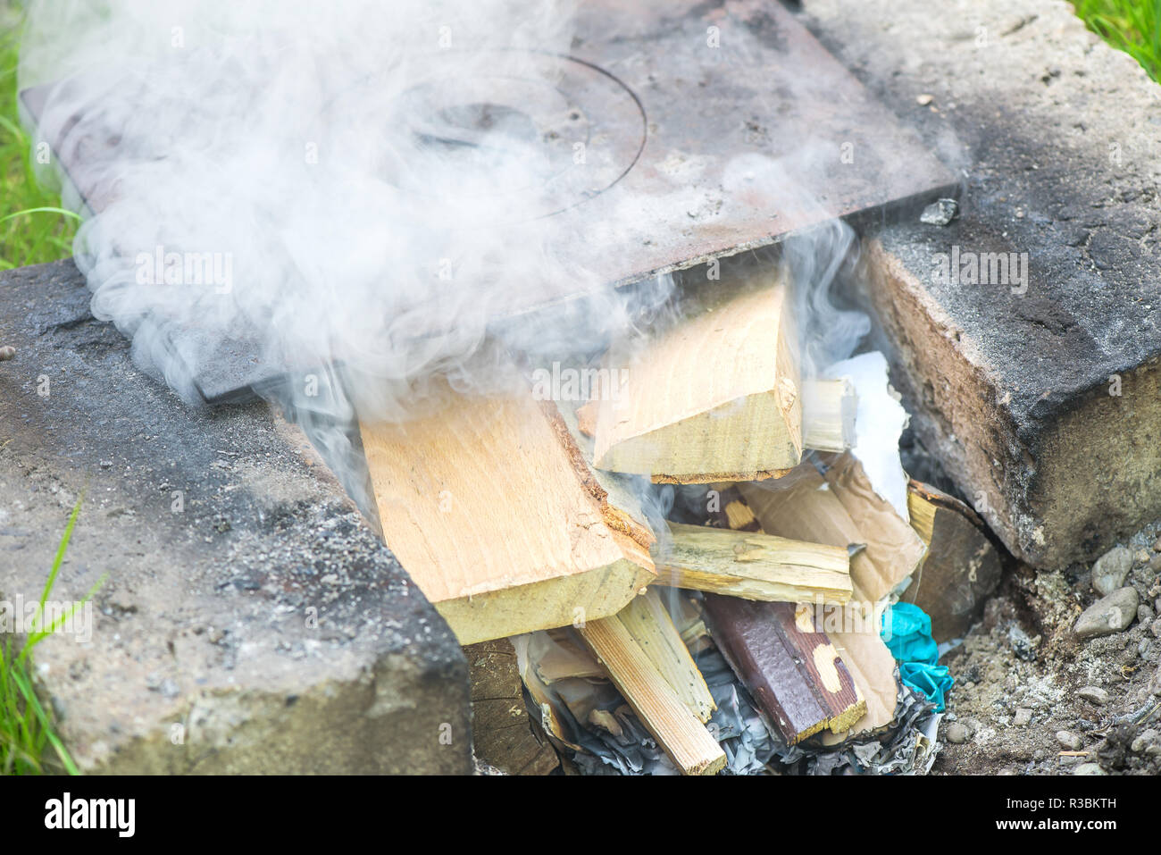 Wood burning stove smoke hires stock photography and images Alamy