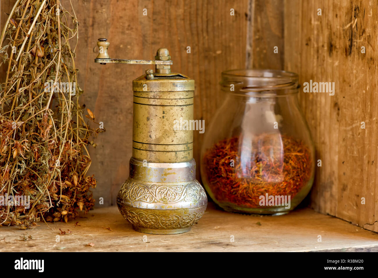 https://c8.alamy.com/comp/R3BM20/vintage-manual-spice-grinder-on-wooden-background-R3BM20.jpg