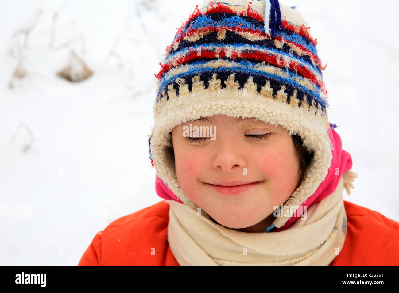 Portrait of beautiful little girl in the winter Stock Photo - Alamy