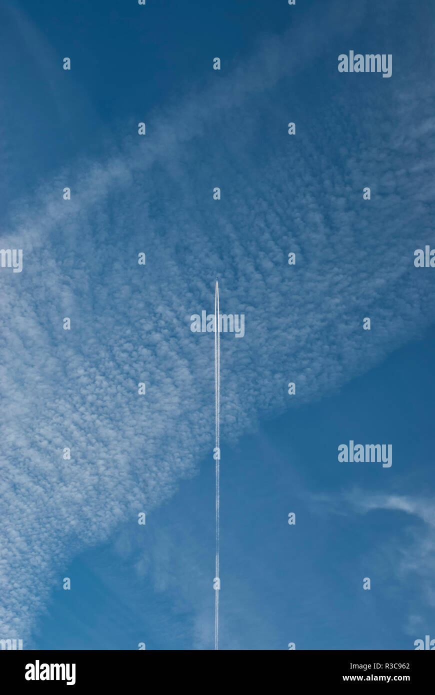 Vertical contrail hi-res stock photography and images - Alamy