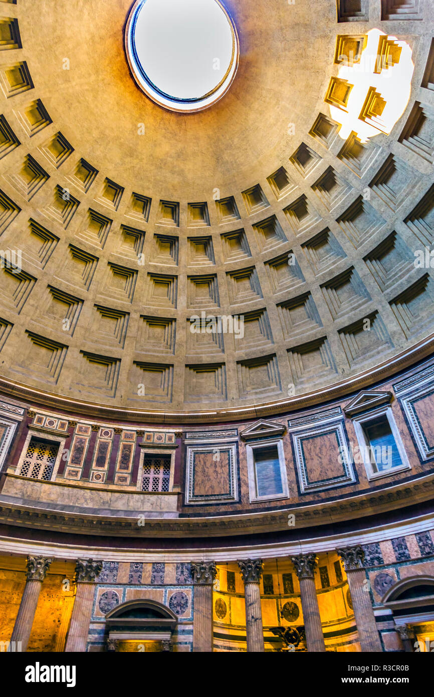 Dome and pillars, Pantheon, Rome, Italy. Rebuilt by Hadrian in 118 to 125 AD. Became oldest Roman church in 609 AD. Oculus, hole, provides only light. Stock Photo