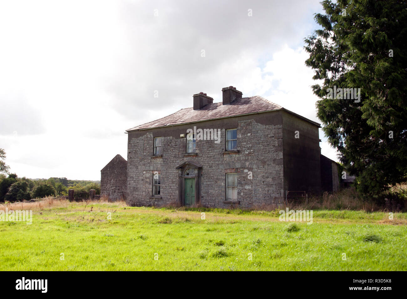 Rundown farmhouse ireland hi-res stock photography and images - Alamy