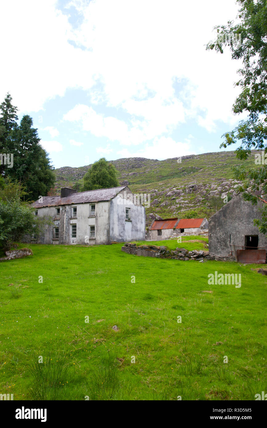 Rundown farmhouse ireland hi-res stock photography and images - Alamy