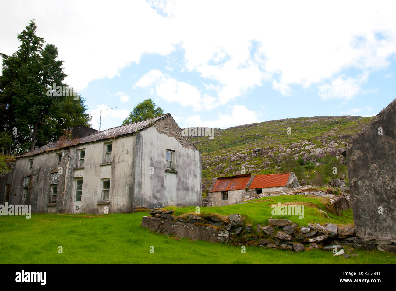 Rundown farmhouse ireland hi-res stock photography and images - Alamy