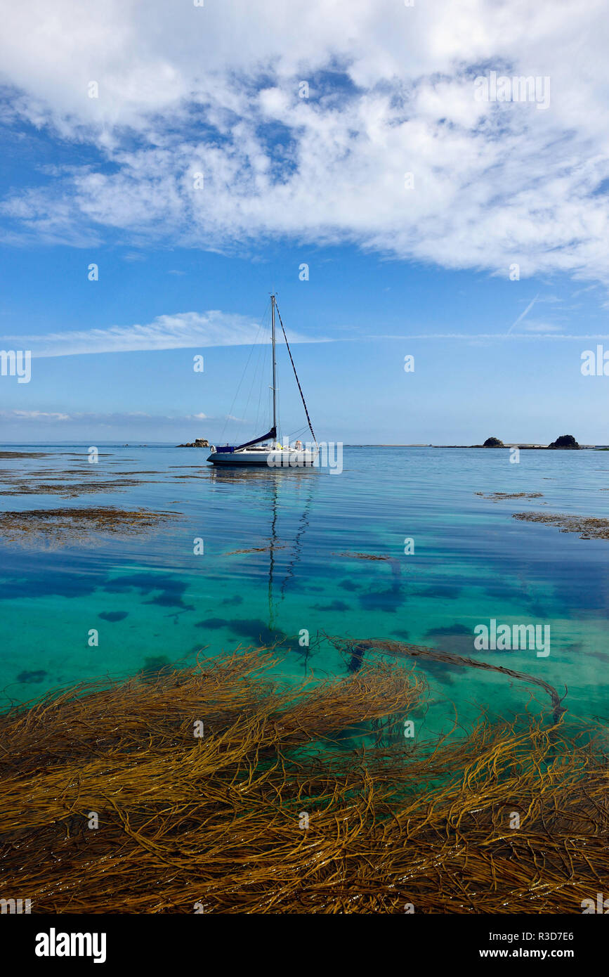 Sailing boat when anchoring in the archipelago of Molene in the Iroise sea (Brittany, north-western France), near the island of Balanec or Balaneg. Sa Stock Photo