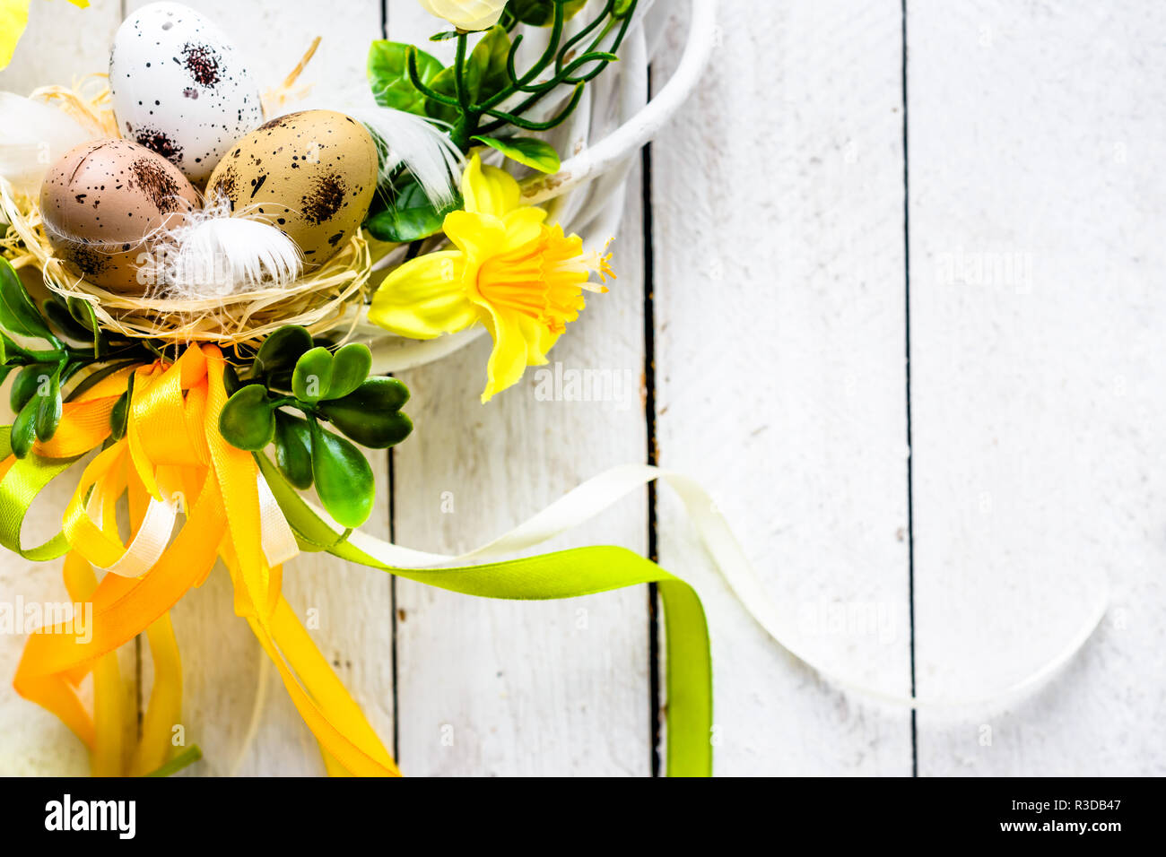 Easter background, white planks with easter eggs and spring flowers ...