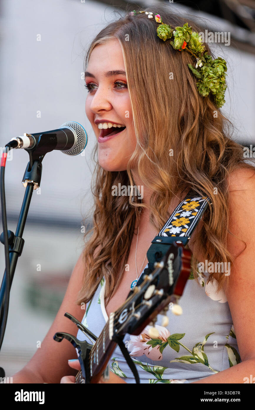 Pretty young female blonde singer hi-res stock photography and images -  Alamy