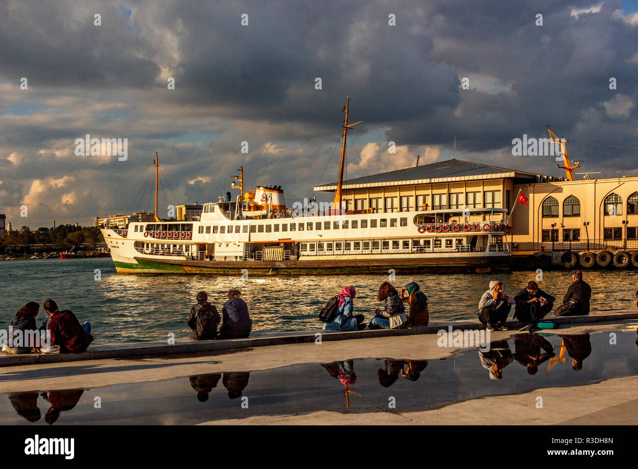Kad k y Harbour And Ferry Istanbul Stock Photo Alamy kad-k-y-harbour-and-ferry-istanbul-stock-photo-alamy