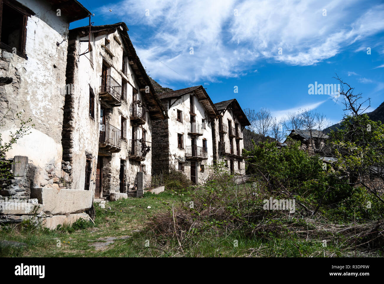 Pueblo abandonado en Cataluña Stock Photo