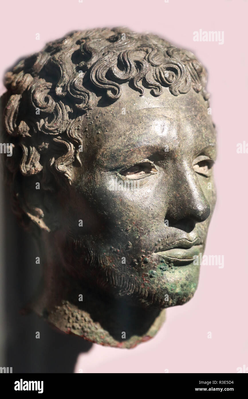 African head sculpture hi-res stock photography and images - Alamy