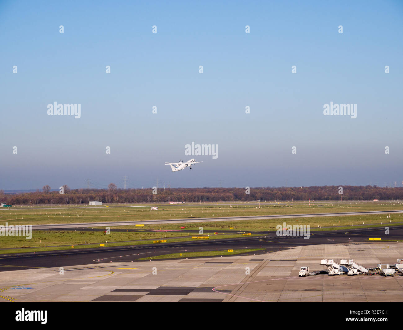 Proppeler airplane hi-res stock photography and images - Alamy