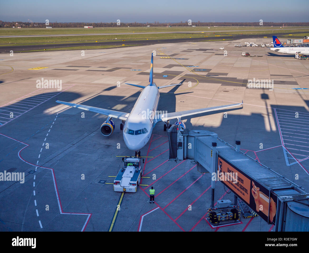 Jet bridge hi-res stock photography and images - Alamy