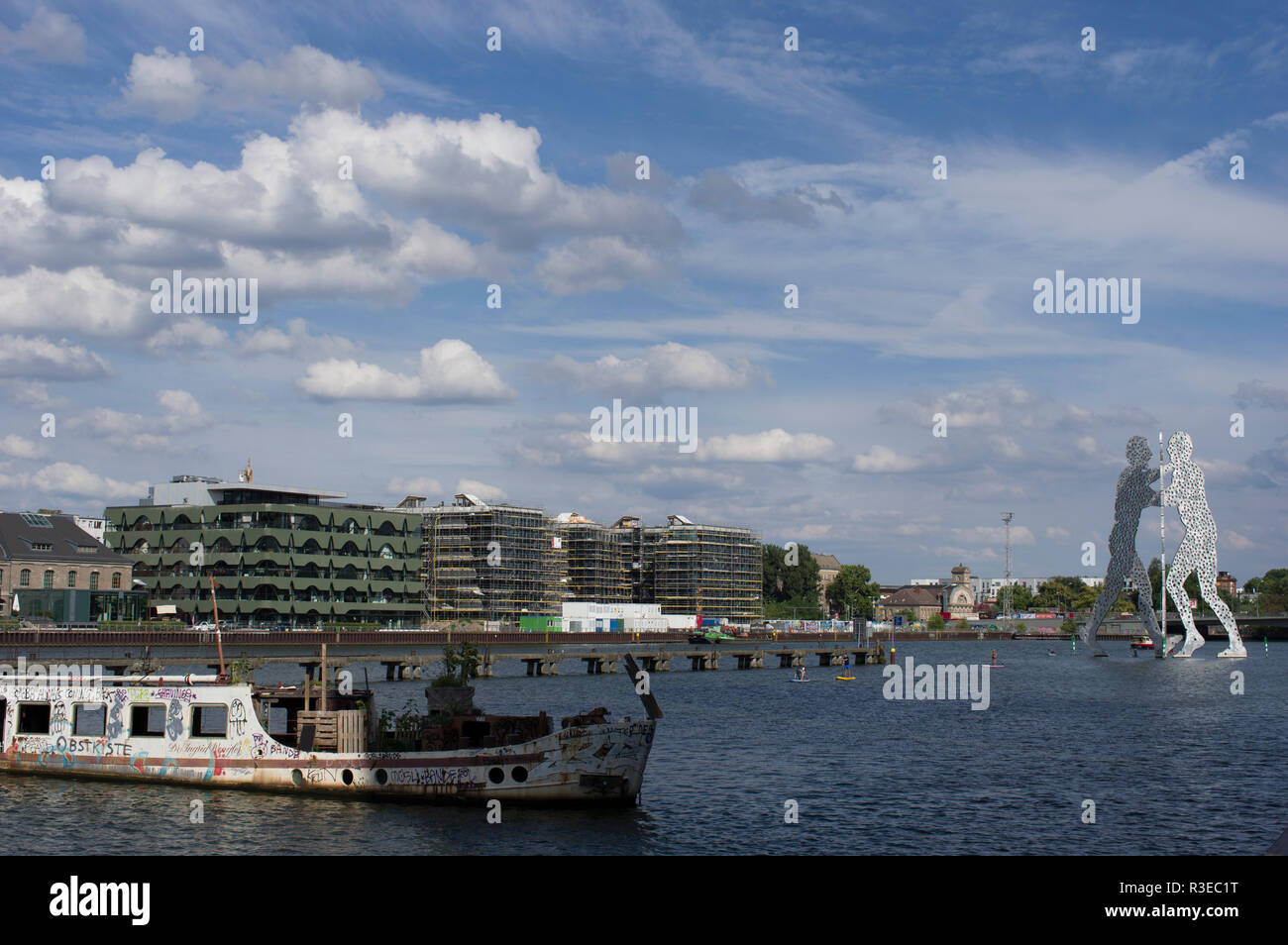 Berlin Riverside Couple dancing river riverside hi-res stock photography and images - Alamy