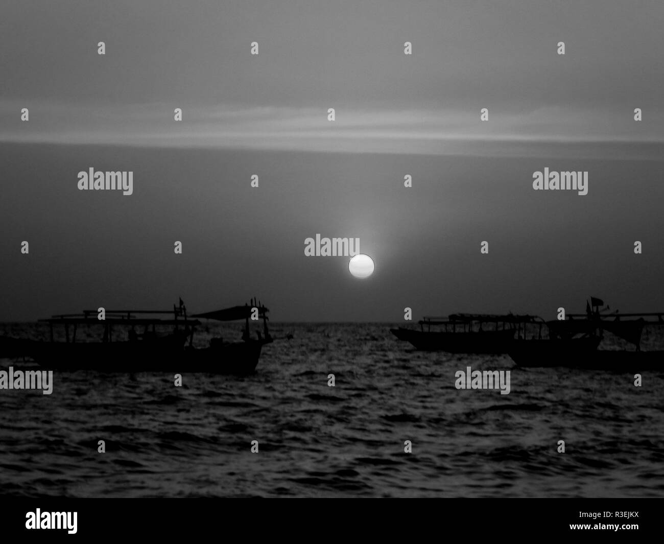 Boat silhouettes hi-res stock photography and images - Alamy