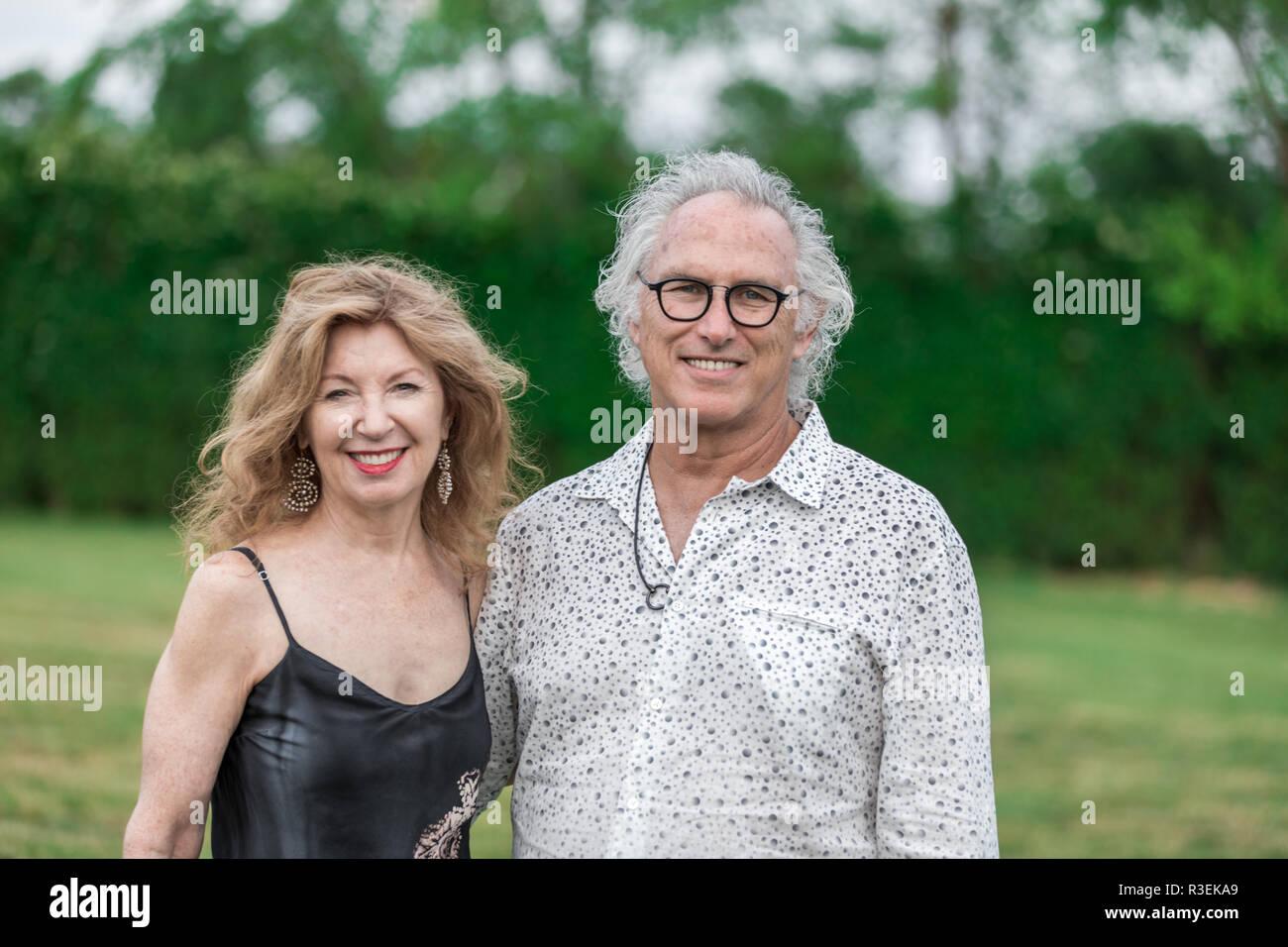April Gornick and Eric Fischl at a summer party in the Hamptons Stock Photo