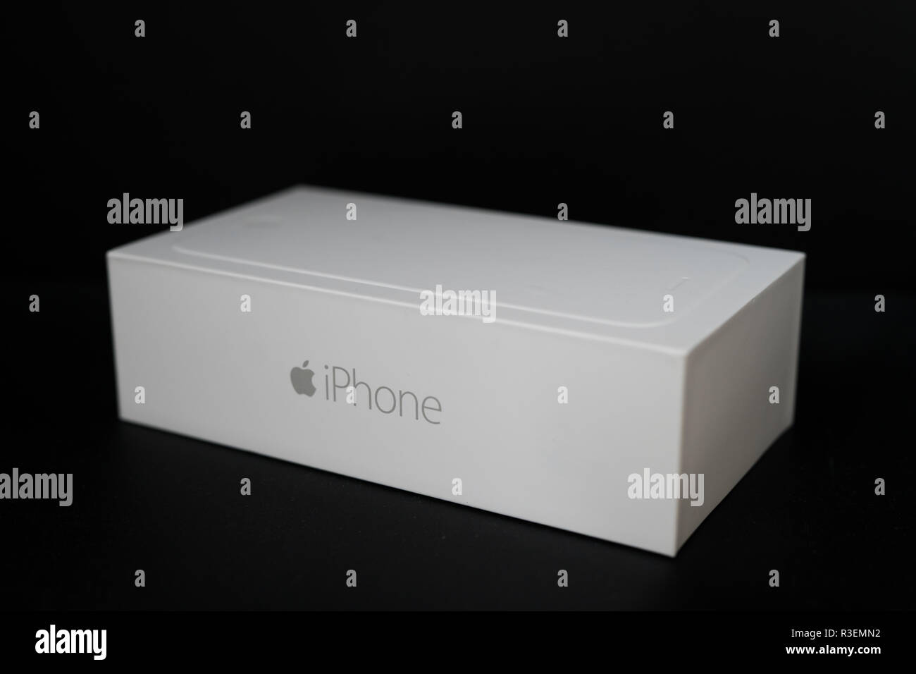 Apple iPhone 6 box là một chiếc hộp đẹp, tinh tế và sang trọng, thể hiện được chất lượng và đẳng cấp của sản phẩm. Bên trong hộp có đầy đủ phụ kiện bao gồm cáp sạc, sạc trực tiếp, tai nghe... giúp người dùng sử dụng iPhone dễ dàng hơn. Hãy nhanh tay click để xem chi tiết sản phẩm nhé.
