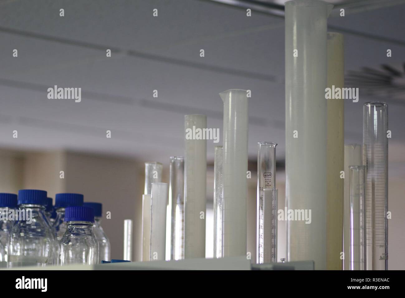 Apparatus containers lab laboratory hi-res stock photography and images ...
