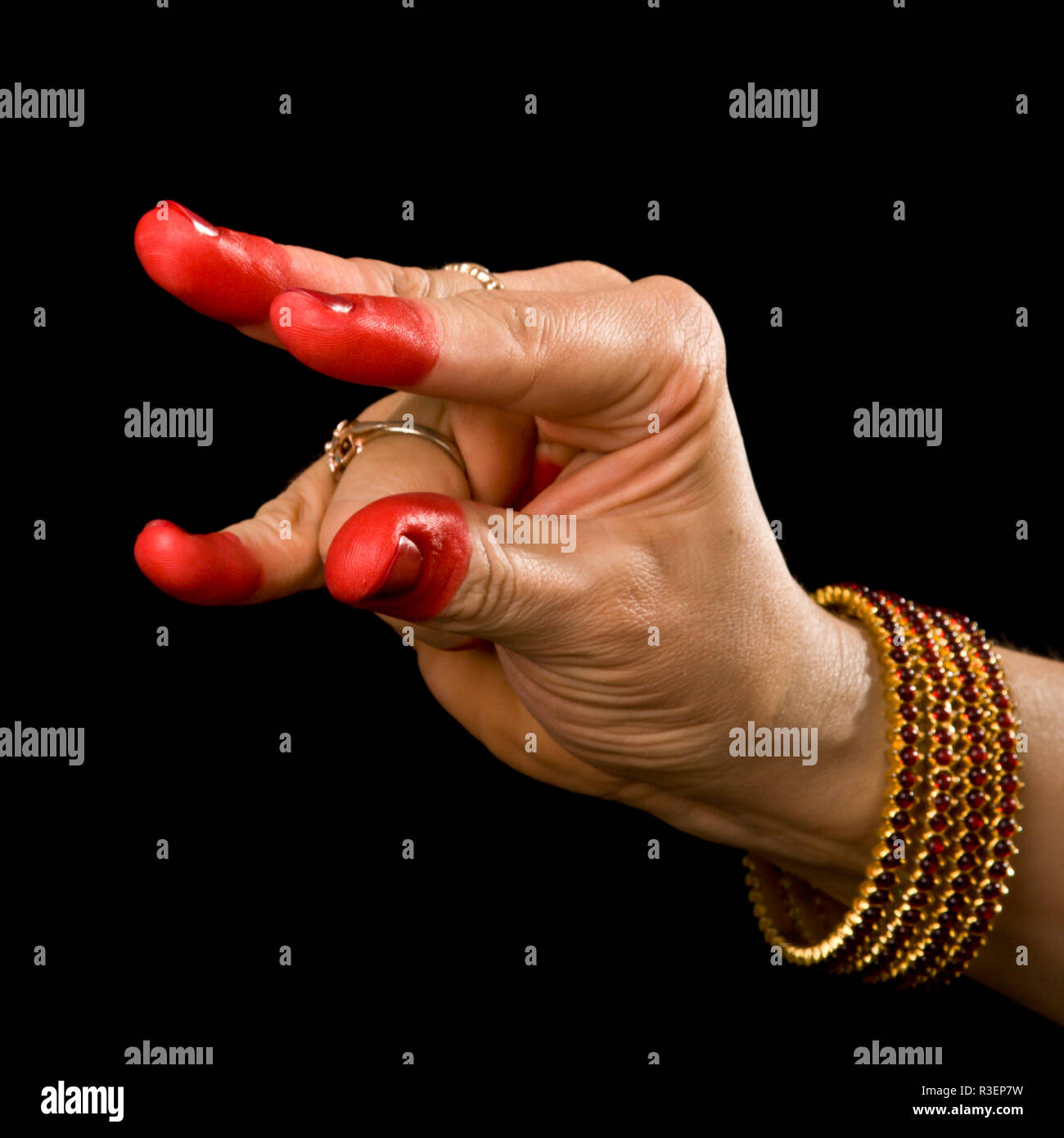 Красные пальцы индия. Морщины на подушечках пальцев. Морщинистые подушечки пальцев. Чтобы пальцы были ею окрашены. Индийский палец.