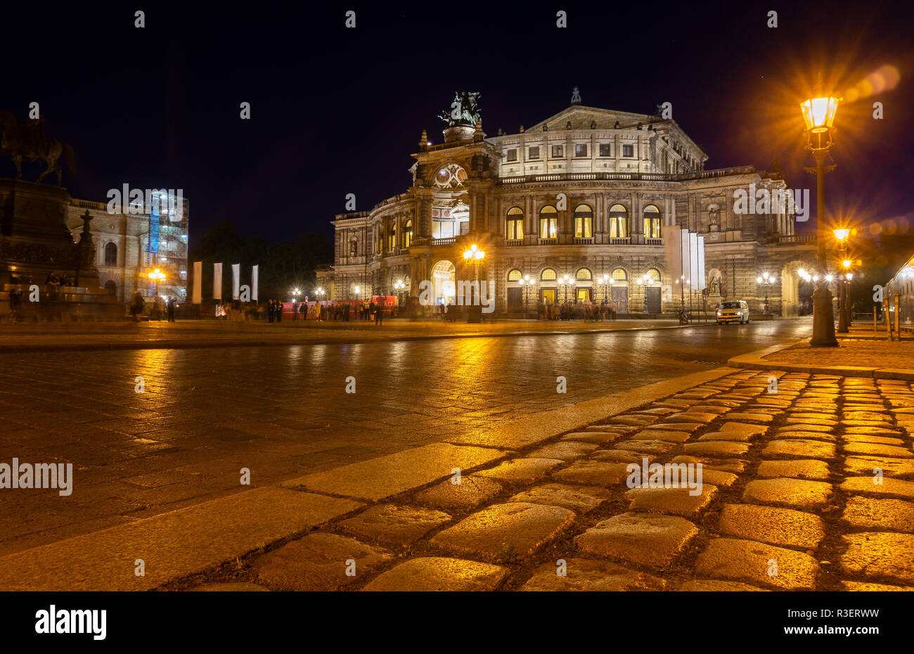Die Semperoper in Dresden ist das Opernhaus der Sächsischen Staatsoper Dresden, die als Hof- und Staatsoper Sachsens eine lange geschichtliche Traditi Stock Photo