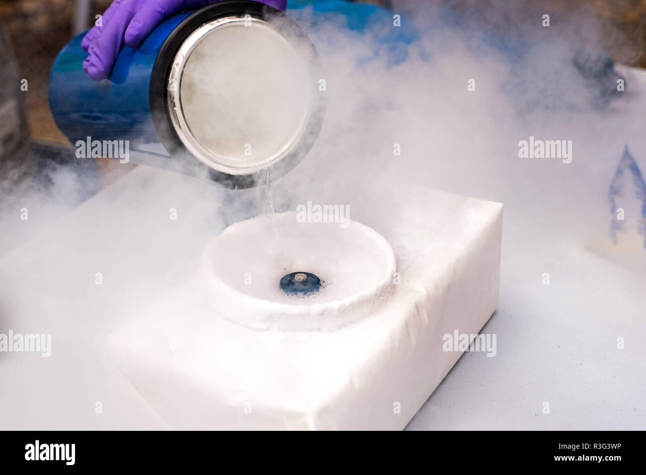 Ice water steam experiment hi-res stock photography and images - Alamy