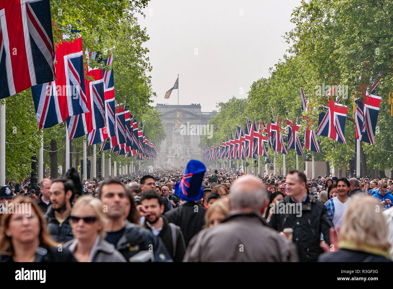 Royal Wedding / Crowds line the Mall Stock Photo