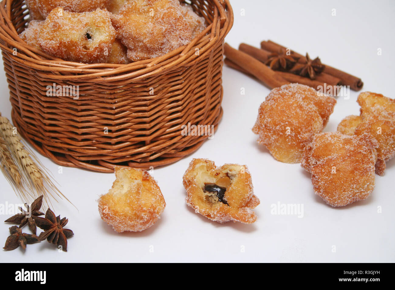 Pflaumenkrapfen hi-res stock photography and images - Alamy Pflaumenkrapfen hi-res stock photography and images - Alamy