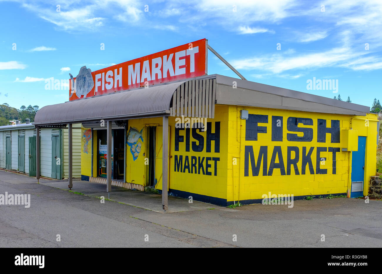 Traditional Australian fish market shop selling locally caught fresh fish on wharf, Kiama, NSW Australia Stock Photo