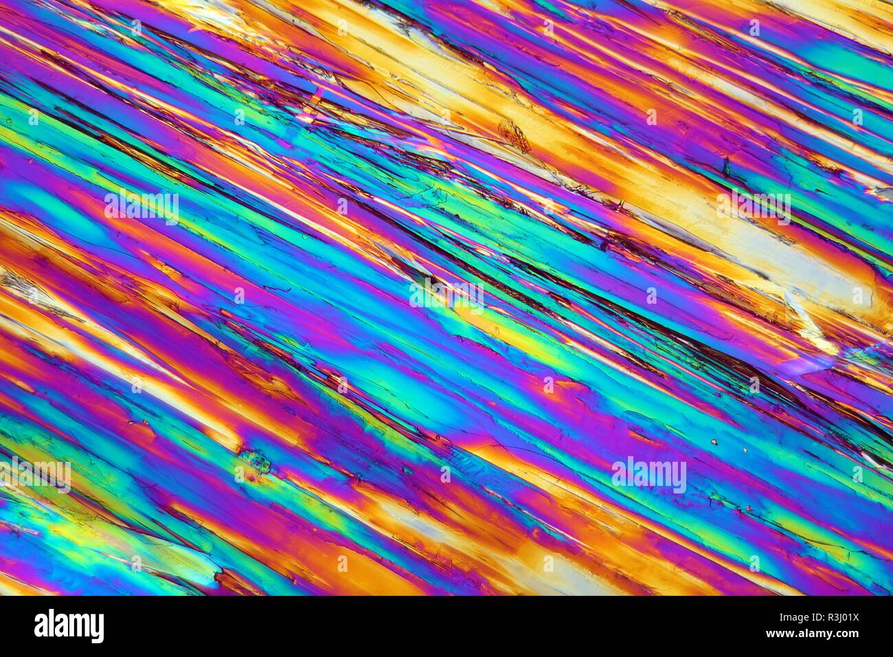 vitamin b crystals under the microscope Stock Photo - Alamy