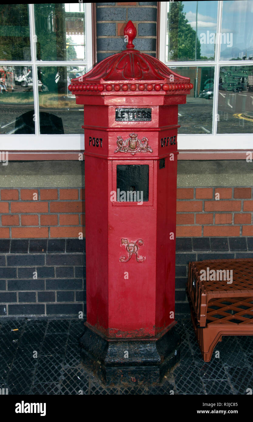 WORCESTER; KIDDERMINSTER STATION; VICTORIAN POST BOX Stock Photo - Alamy