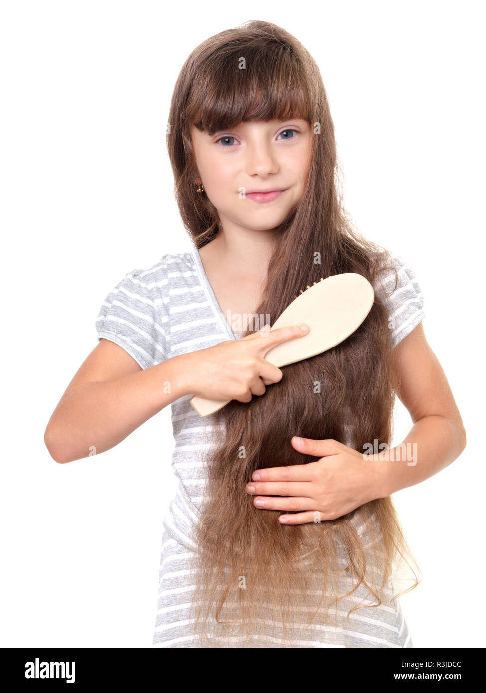 уход за волосами в домашних условиях. маленькая девочка причесывается. ребенок причесывает волосы. расчесывание волос. ухоженные волосы.