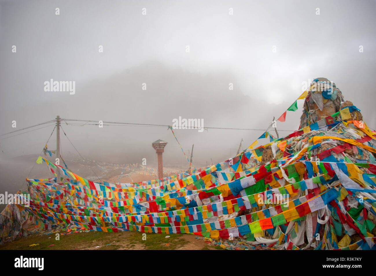 China, Yunnan province. Prayer flags on pass along National Highway 214 Guo Dao between Shangri-La (Deqen) and Deqin. Stock Photo