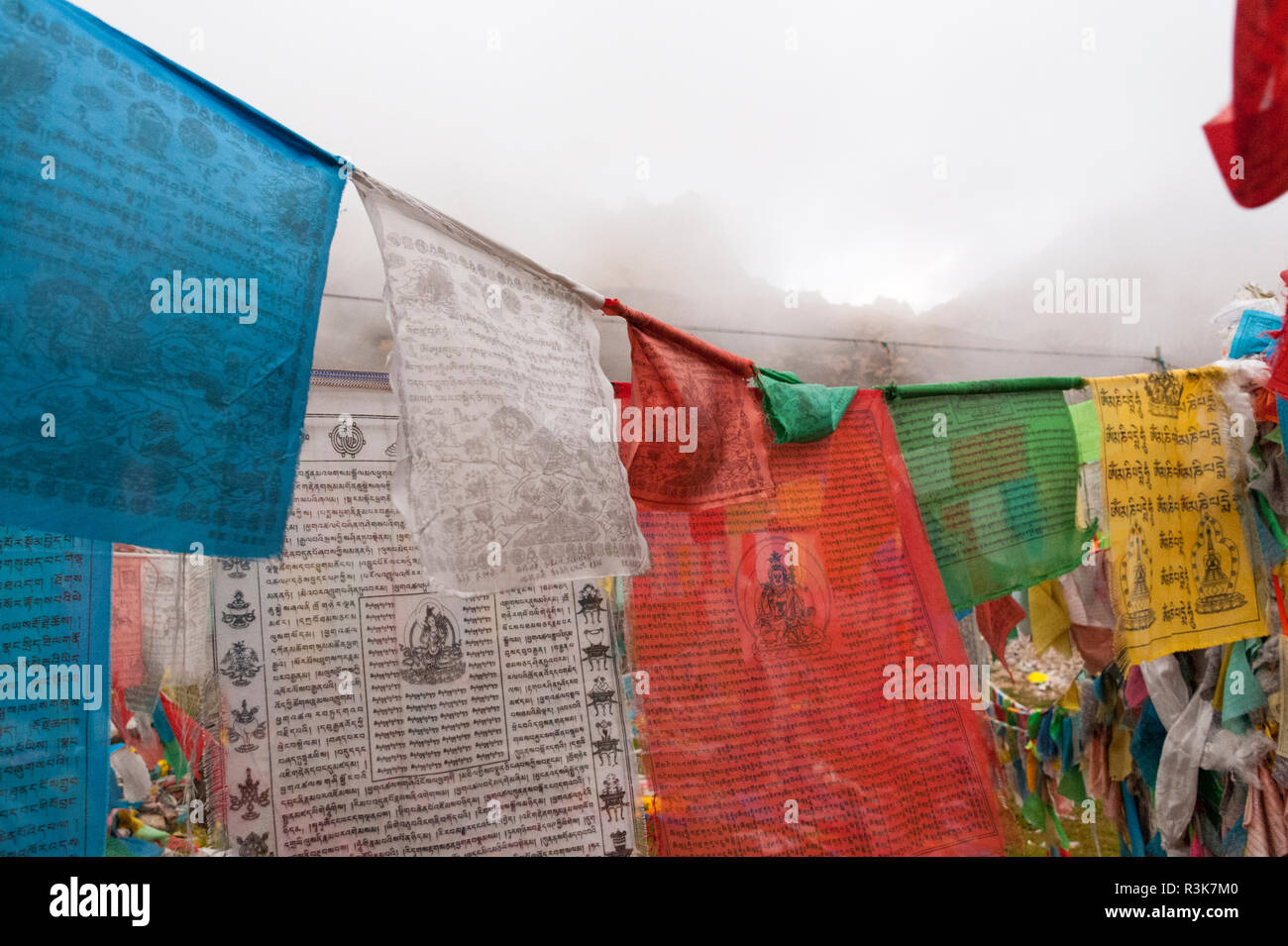 China, Yunnan province. Prayer flags on pass along National Highway 214 Guo Dao between Shangri-La (Deqen) and Deqin. Stock Photo