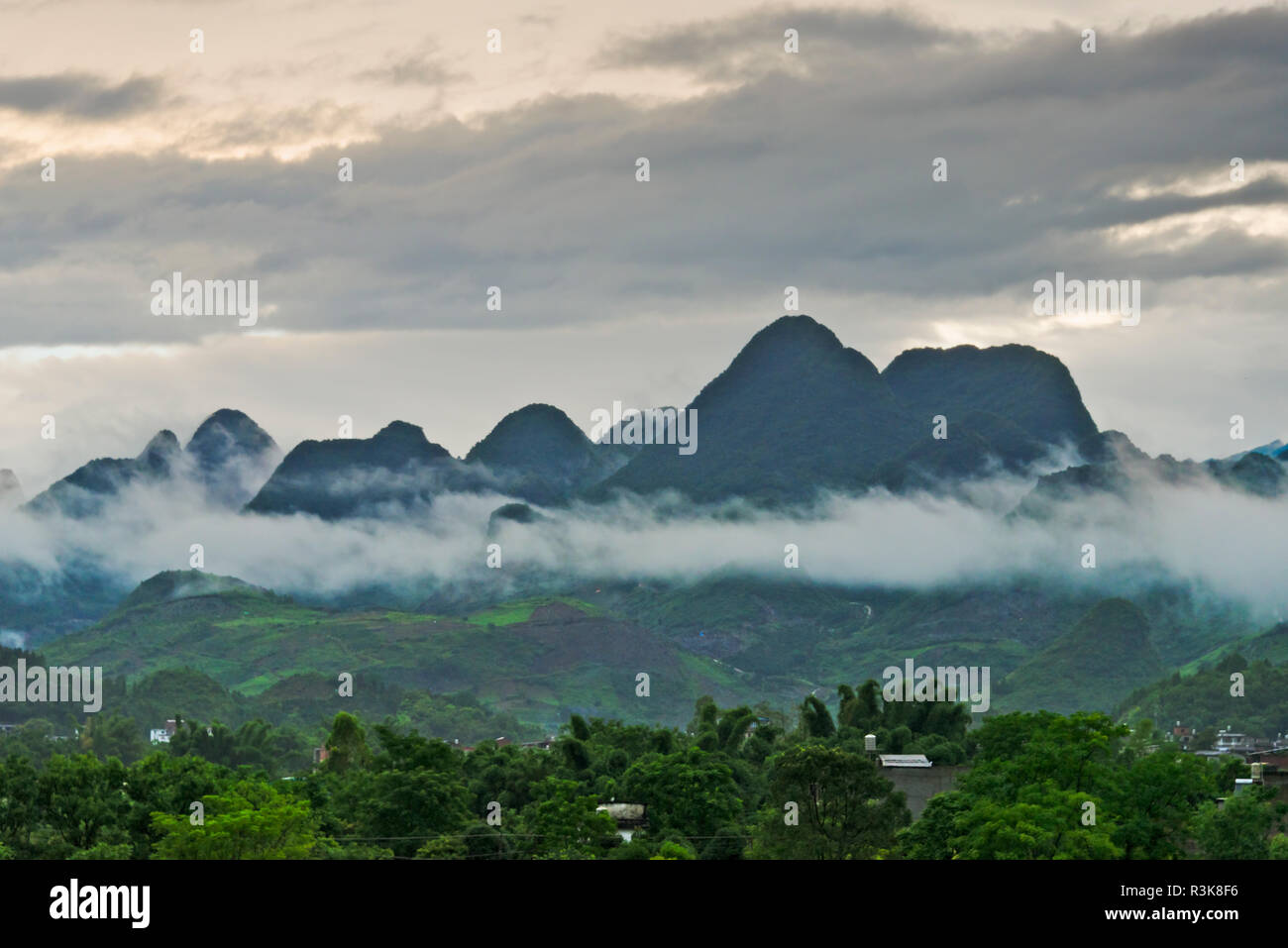 Limestone hills in mist, Xingping, Yangshuo, China Stock Photo
