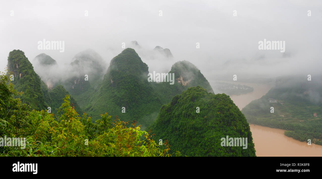 Li River and limestone hills in mist, Yangshuo, China Stock Photo