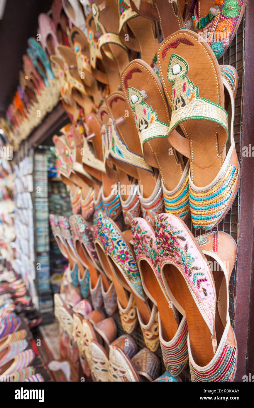 UAE, Dubai, Deira. Souvenir traditional slippers Stock Photo Alamy