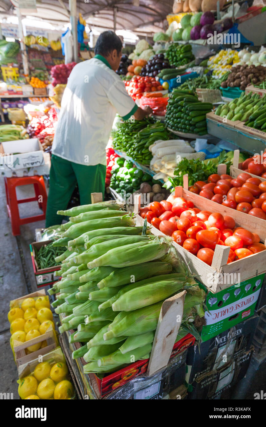 UAE, Dubai, Deira. Dubai Produce Market, produce vendor Stock Photo Alamy
