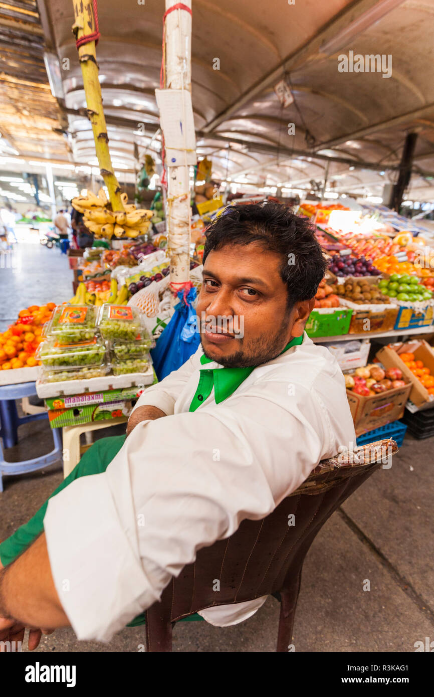 UAE, Dubai, Deira. Dubai Produce Market, produce vendor Stock Photo Alamy