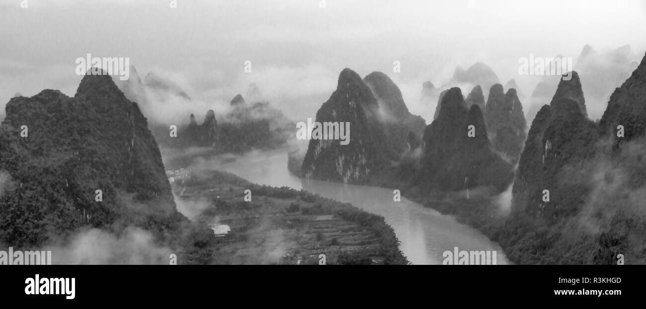 Li River and limestone hills in mist, Yangshuo, Guangxi, China Stock Photo