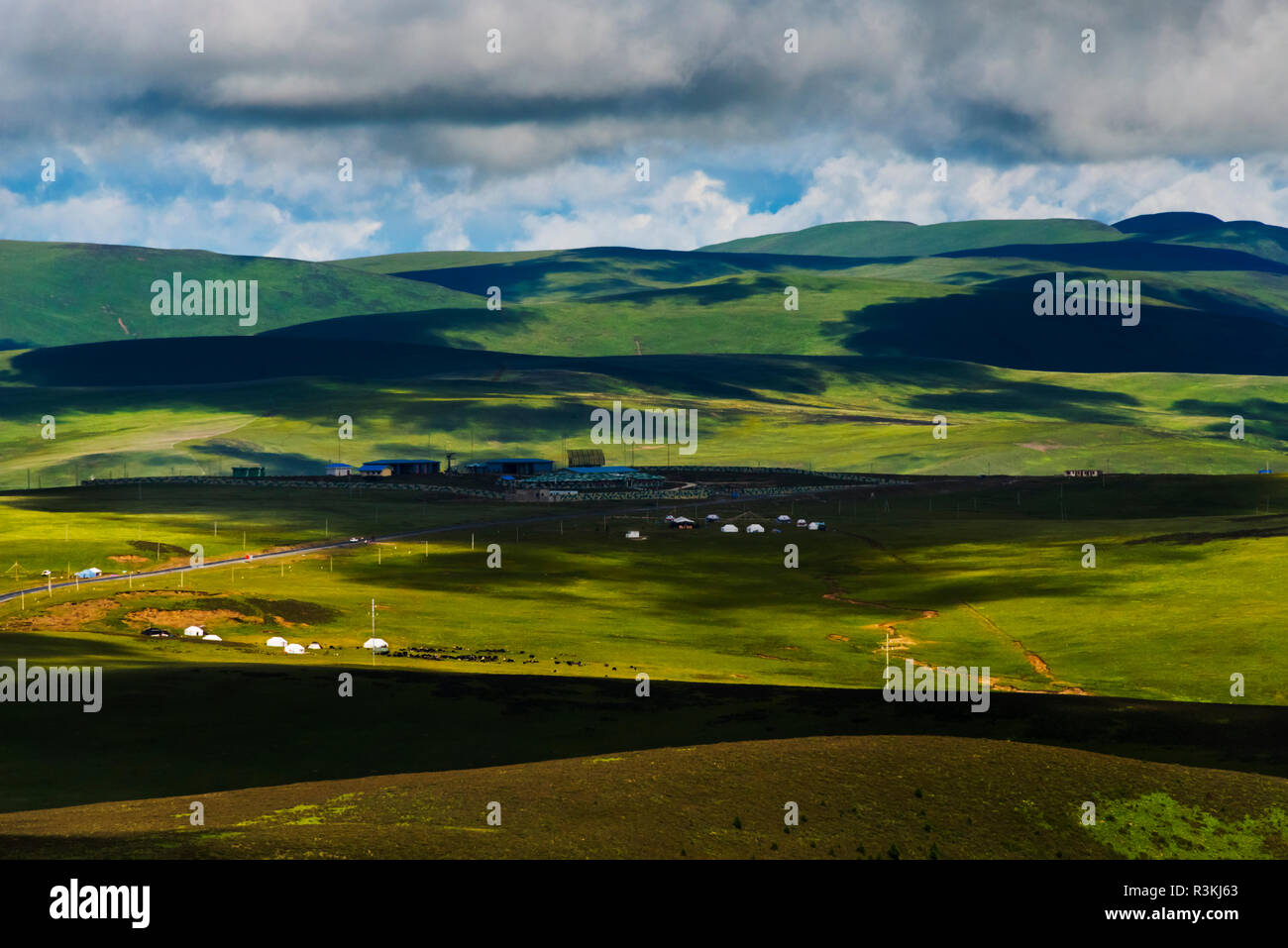 Tibetan Yurt On The Meadow Litang Western Sichuan China Stock Photo